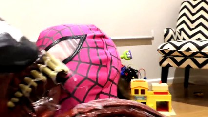 Gerçek Hayat Süper Kahraman Eğlence - Spidergirl Vs Spiderman & Spiderbaby Vs Venom!