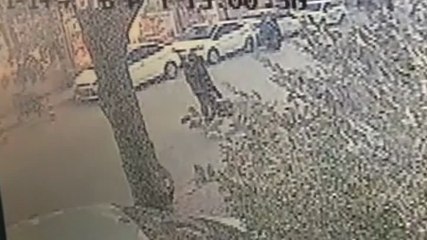 Patlayan paketi taşıyan kurye kamerada