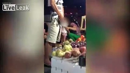 Il urine en toute impunité sur un étal de fruits devant des spectateurs stupéfaits