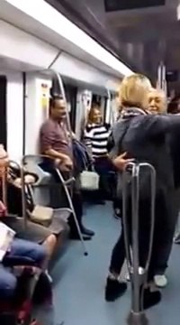 Quand un papy et une mamie volent la vedette à des rappeur dans le métro... Enorme