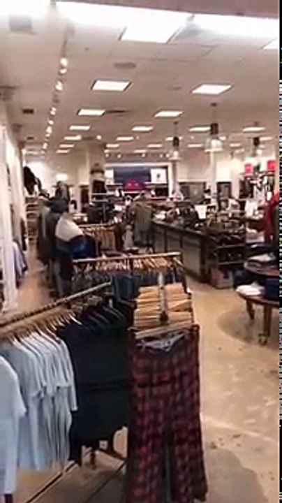 Un cerf explose la vitrine d'une boutique !