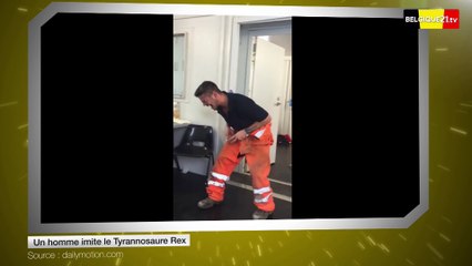 Un homme imite le Tyrannosaure Rex
