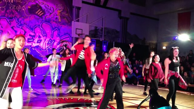 A 60 ans, cette prof de hip hop fait le show avec ses élèves