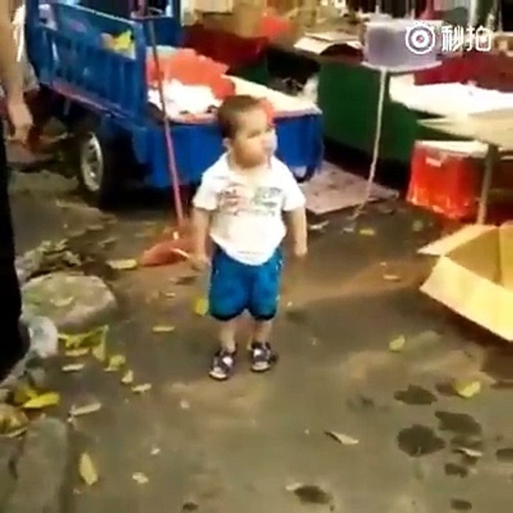 look the young guy fight with the cop