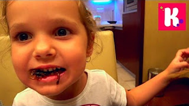 ВЛОГ Катя съела скорпиона Зоопарк и Панды Катаемся на Минни Маус Пробуем тараканы и саранчу на вкус