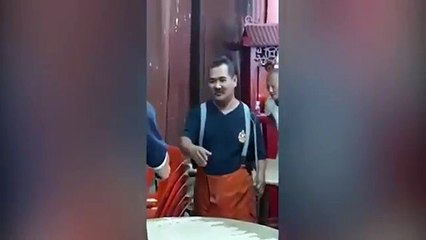 Mira como una serpiente cae del techo de un restaurante y los clientes huyen