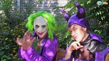 Joker vs Karlar Kraliçesi Elsa ve Örümcek Adam ve Batman - Gerçek Hayatta Süper Kahramanlar