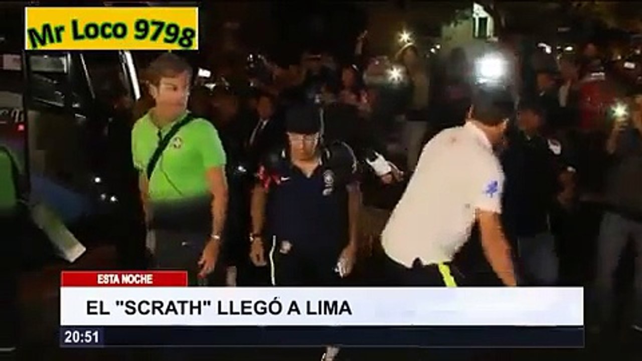 Peruano fura bloqueio e tenta agarrar Neymar na chegada do Brasil a Lima