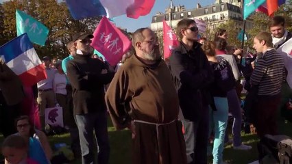 Quand Jean-Frédéric Poisson claque la bise à Marion Maréchal-Le Pen à la Manif pour tous