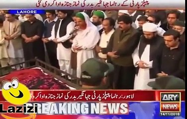 Maulana Tariq Jameel is Offering Funeral Prayer of Jahngir Badar at Lahore