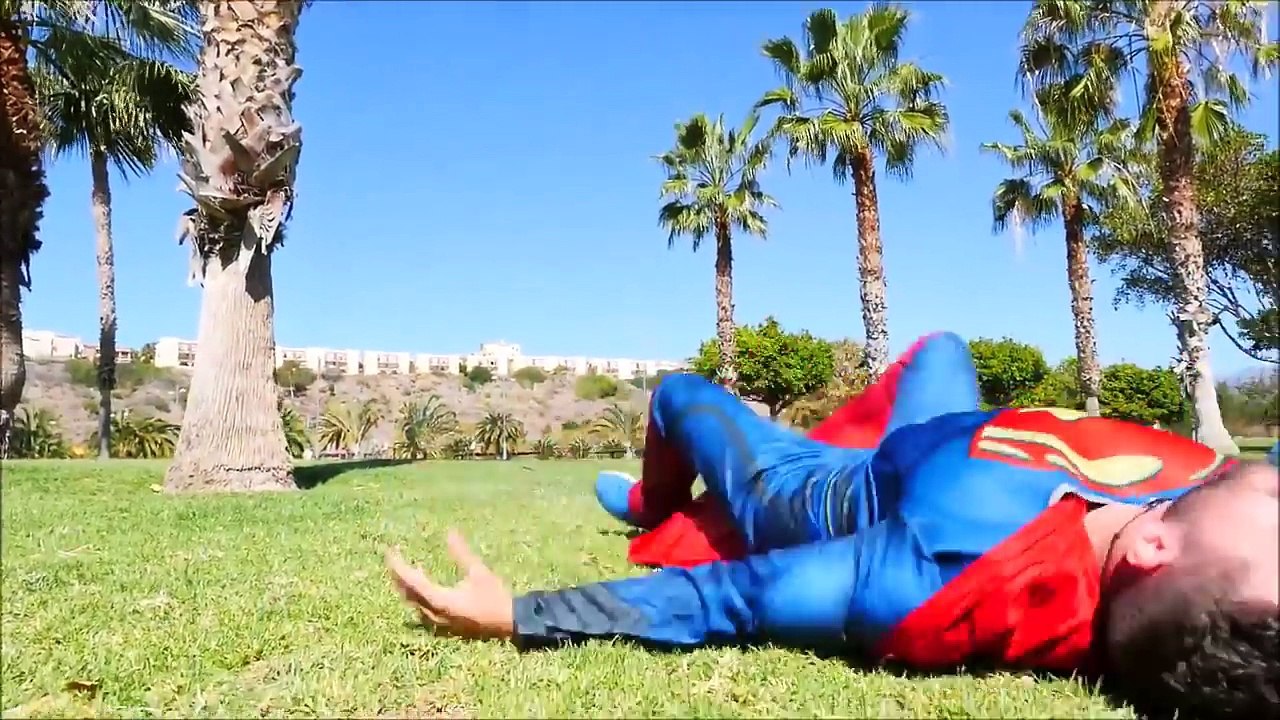 FROZEN ELSA VS MALÉVOLA VS HOMEM ARANHA!!! ELSA SALVA ANNA!!!