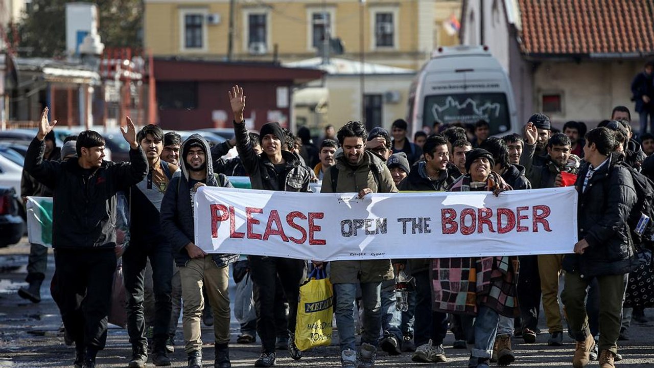 Marching migrants blocked at border