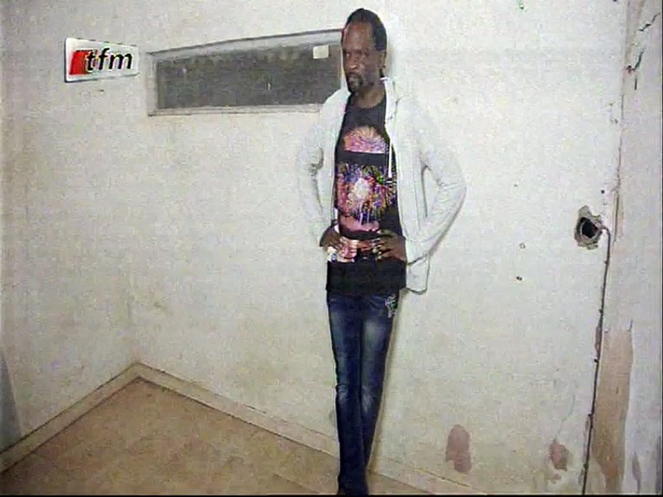 Quanf cheikhouna pète les plombs en cellule...Regardez!!