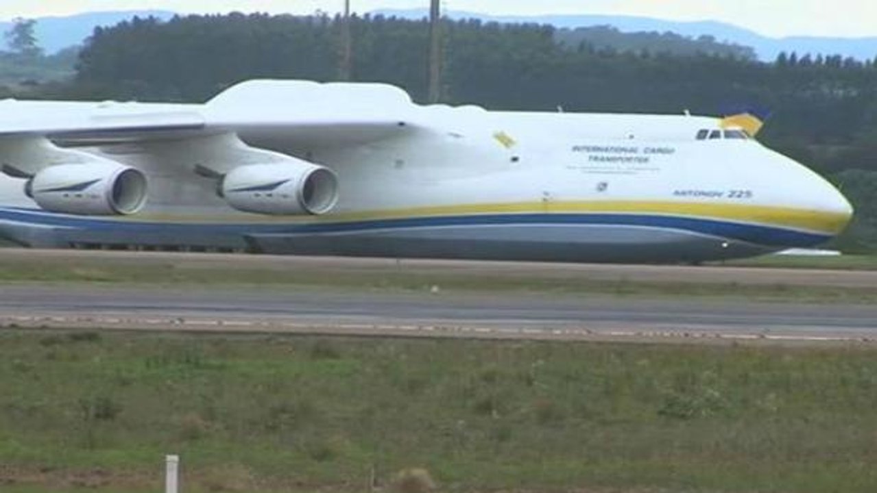 Maior avião do mundo passa por Campinas, no interior de São Paulo