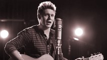 Niall Horan Performing Solo At 2016 AMAs