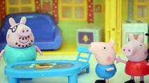 Pig George da Familia Peppa Pig bate Carro da Policia e vai Preso!!! Em Portugues Tototoykids