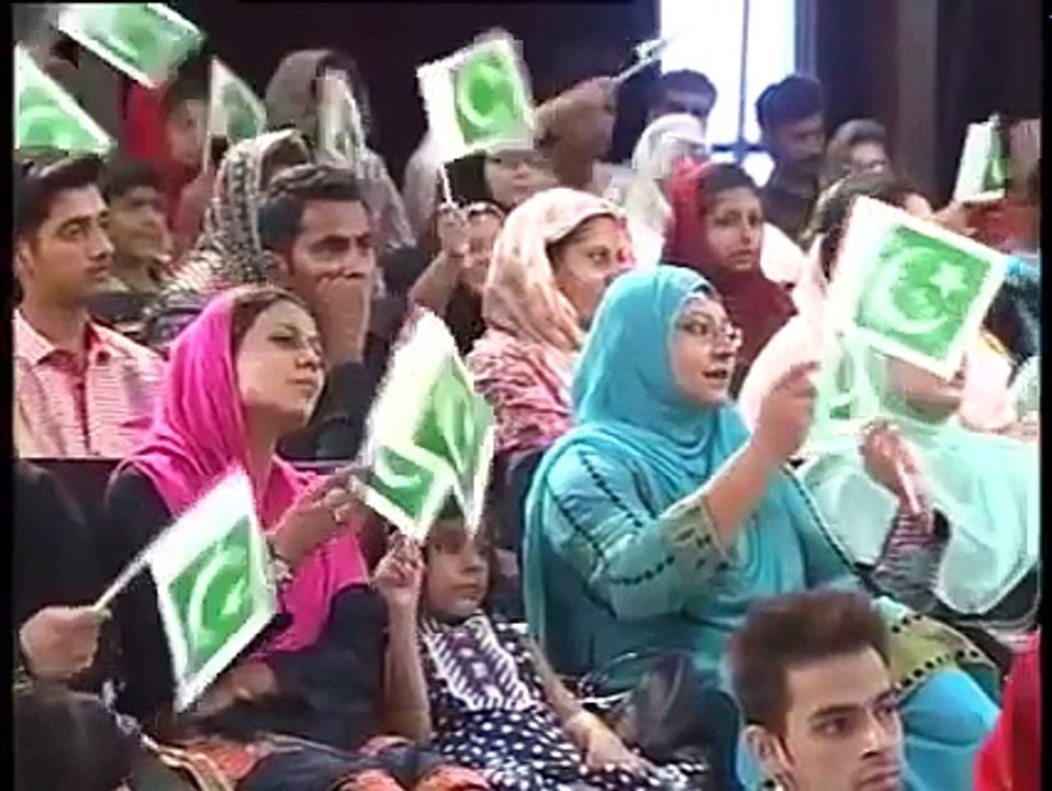 Pakistani Girl singing a beautiful song for her Country (Amazing Voice)