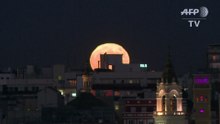 La "super lune" se lève sur Madrid