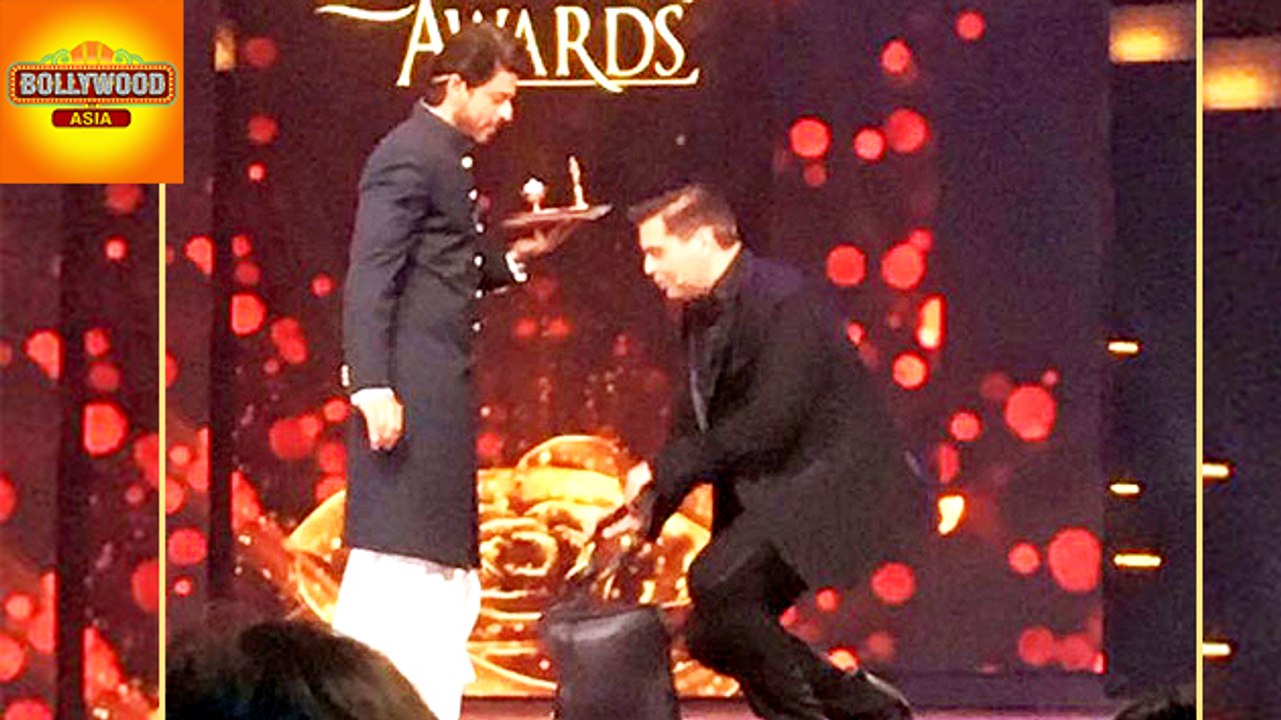 Karan Johar Touches Shahrukh Khan's Feet | Golden Rose Awards 2016 | Bollywood Asia