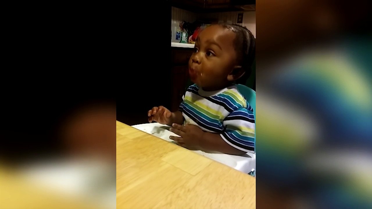 Consoler une fillette qui pleure ? Proposer de la bouffe LOL