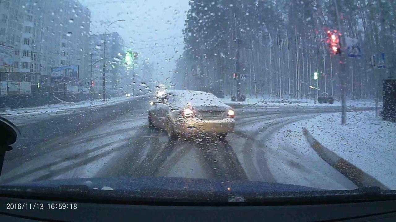Grosse galère pour cette voiture qui patine sur la neige