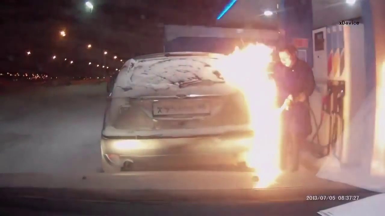 Foutre le feu à sa voiture à la station essence... BRAVO