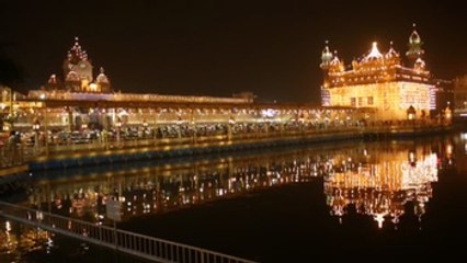 Luces, velas y fuegos artificiales para celebrar el aniversario de Gurú Nanak