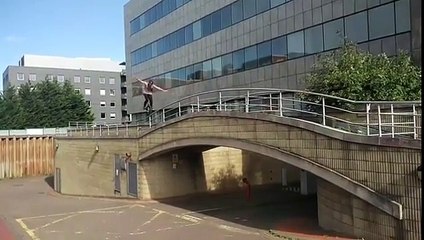 Download Video: Chute interdite pour ce monocycle sur la rambarde d'un pont... Taré et super dangereux!