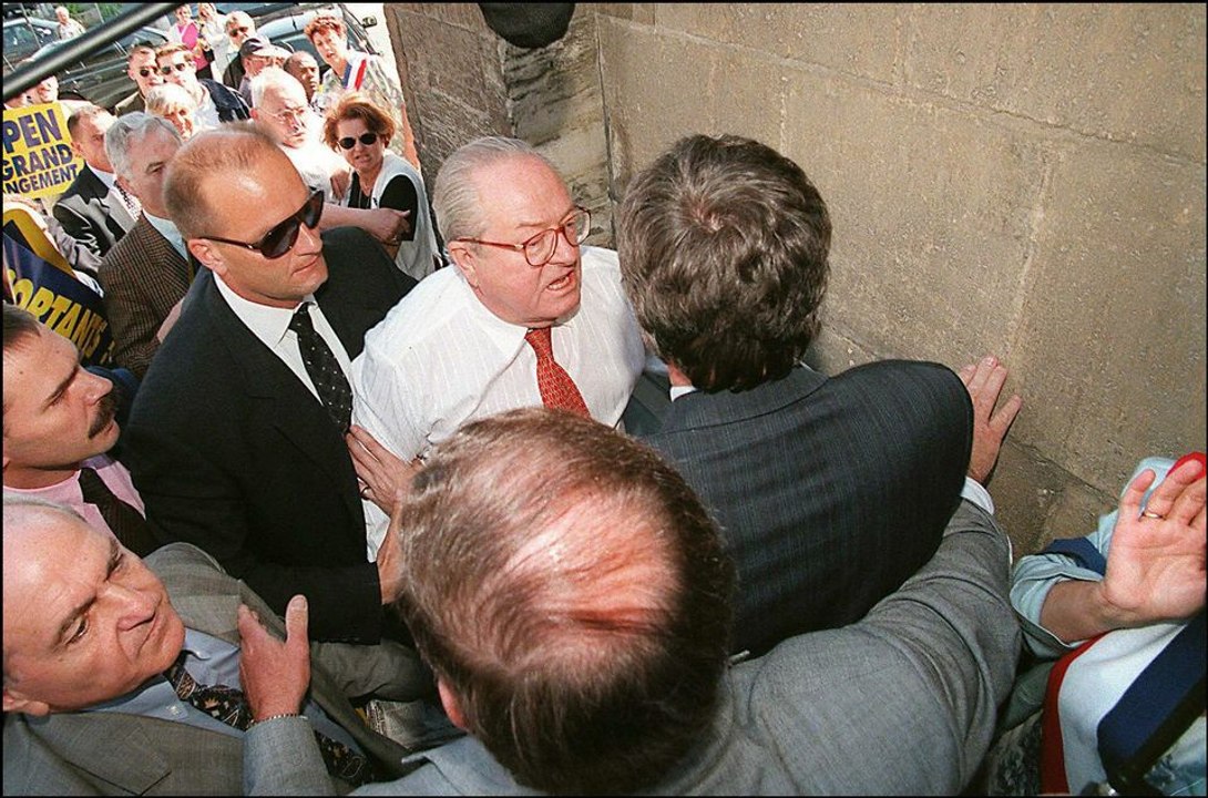 Jean Marie Le Pen fighting Socialists (05/30/1997) (english subs)