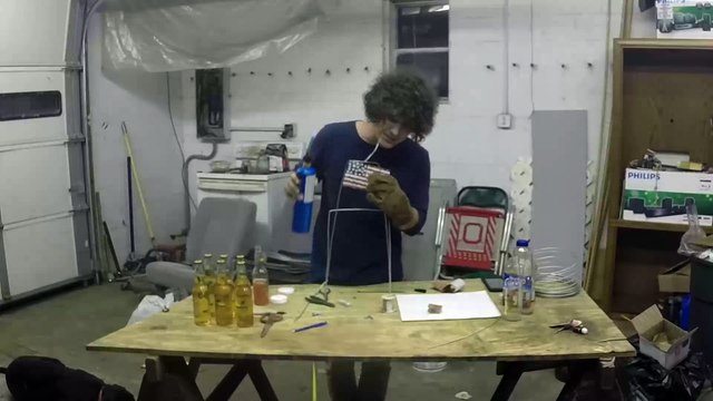 Un ingénieur maladroit se brule les cheveux