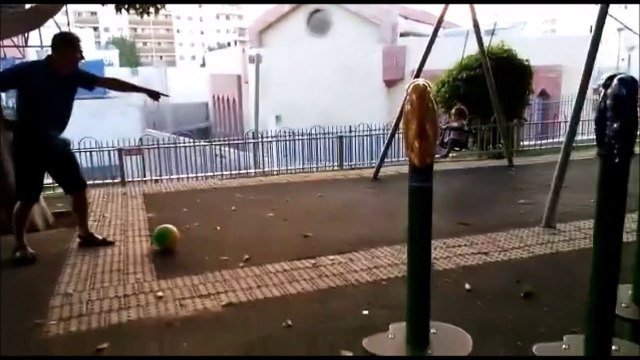 Il met son gamin KO... Head shot, ballon direct dans la tête