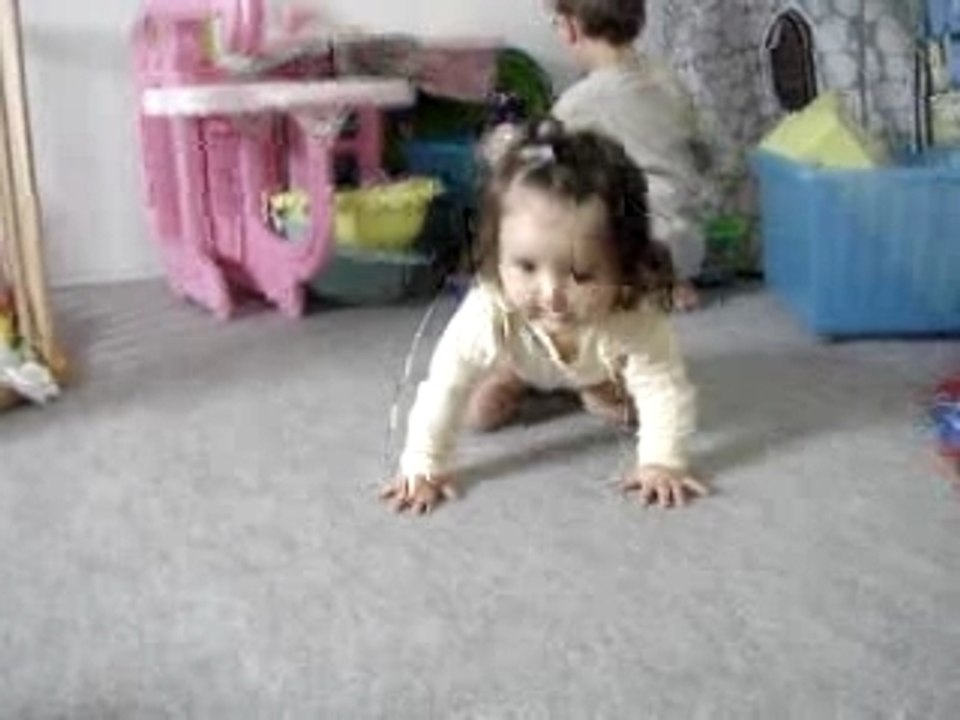 Lilou marche à quatre pattes !