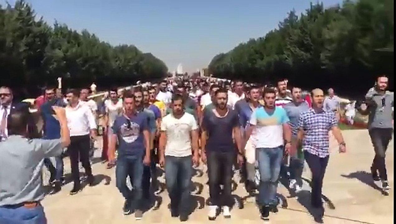 Askeri okul öğrencileri Anıtkabir'e yürüdü