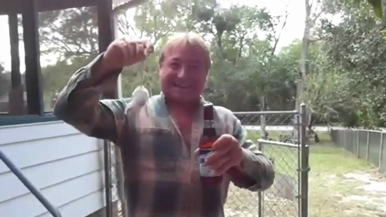 Décapsuler sa canette de bière avec un aigle