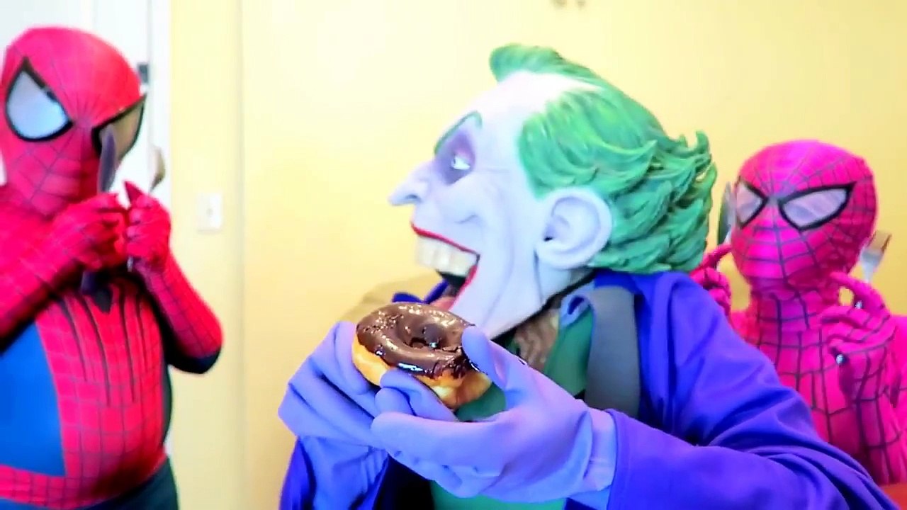 Spiderman vs Joker vs Frozen Elsa Pink Spidergirl GIANT Donut w Mermaid Nemo Fun Superheroes