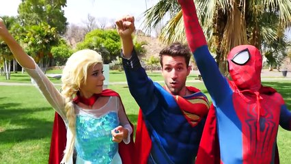Super Preto HOMEM-ARANHA vs Superman Batalha voando no céu w Elsa Frozen, Maleficent & Joker