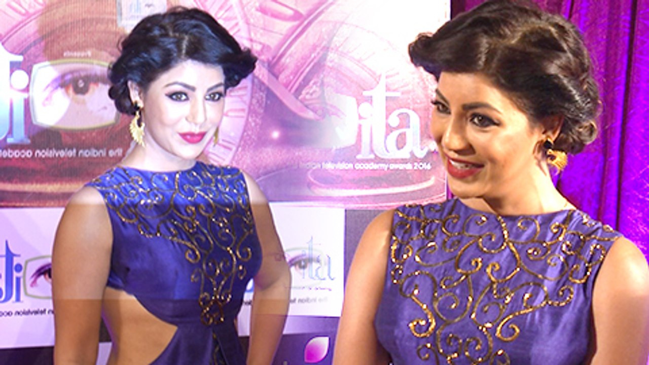 Debina Bonnerjee EXCITED For Husband Gurmeet's Performance | ITA Awards 2016