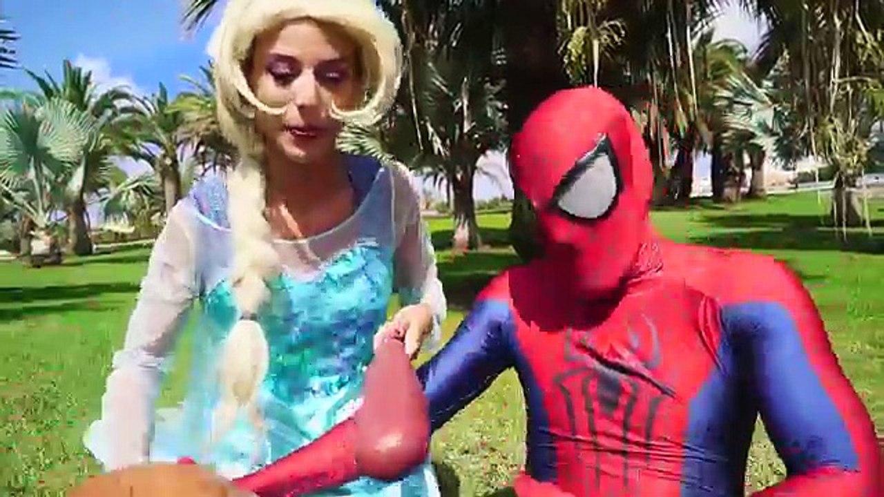 As pernas do Homem-Aranha fugir! W Elsa Frozen & spiderman Azur DOCTOR vs Joker Girl na vida real