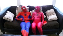 siêu nhân nhện và nữ hoàng băng giá | Bác sỹ spiderman tiêm cho bà bầu