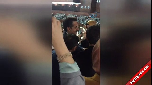 Bakan partililerle 'Gezme Ceylan Bu Dağlarda'yı söyledi