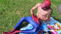 Spiderman perde a mão e Elsa Frozen contra o demônio Elsa! Louco mão Super Heróis FUN