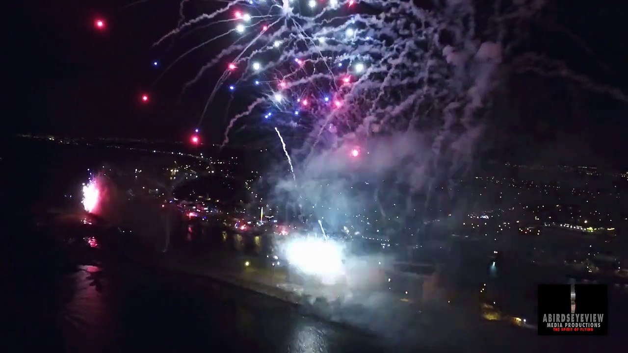 En plein feu d'artifice, un drone filme le spectacle
