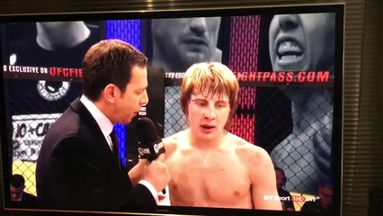 Exténué, ce combattant MMA vomit sur le tapis en pleine interview