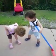 Un bisou trop cute entre ces enfants