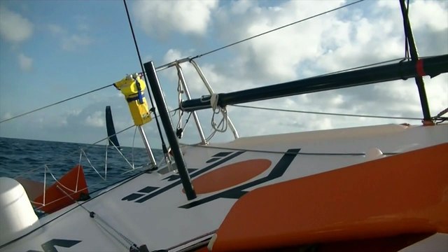 J10 : Vincent Riou filme Armel Le Cléac'h à quelques centaines de mètres de lui / Vendée Globe