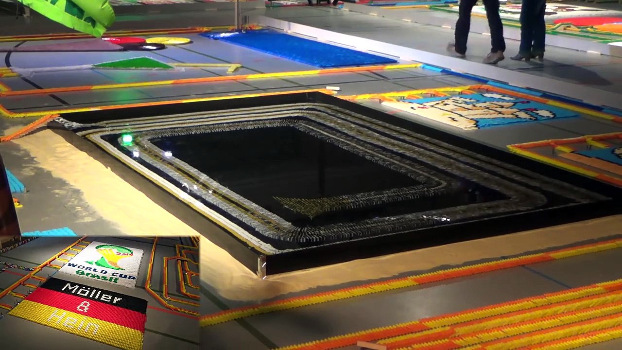 500000 Dominoes - The Year in Domino - 3 Guinness World Records