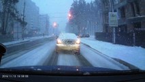 Une voiture équipée de pneus été sur de la neige