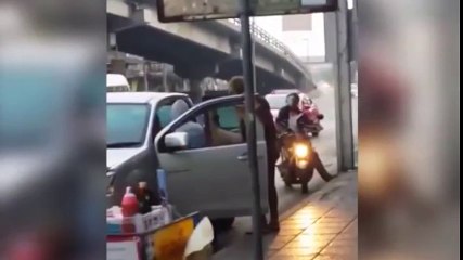 Tailandesa amenaza con machete a marido borracho