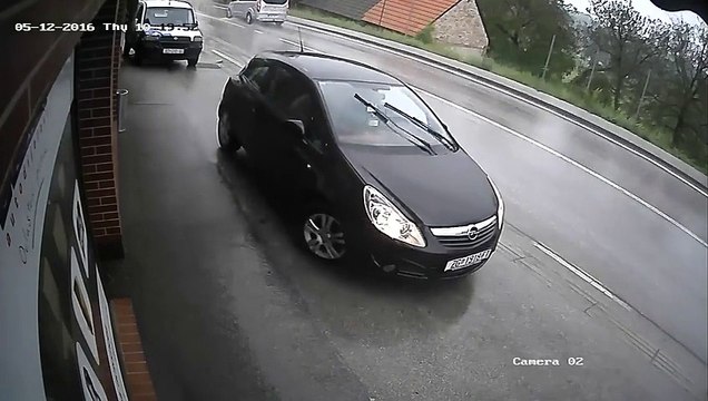 Un conducteur fait l’erreur d’oublier son frein à main