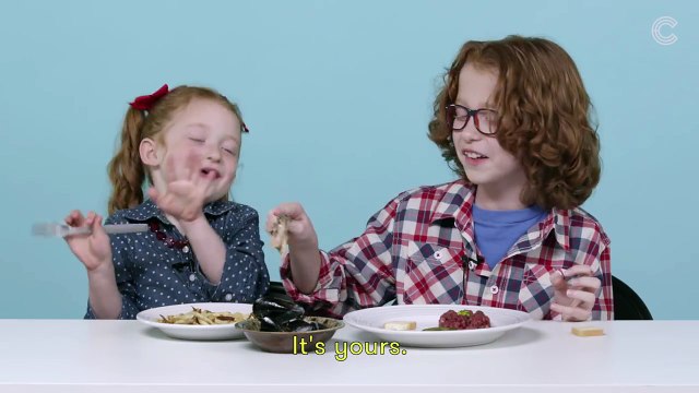 De jeunes Américains goûtent à la nourriture française, leurs réactions sont hilarantes
